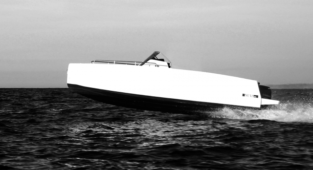 Bateau naviguant sur la mer 