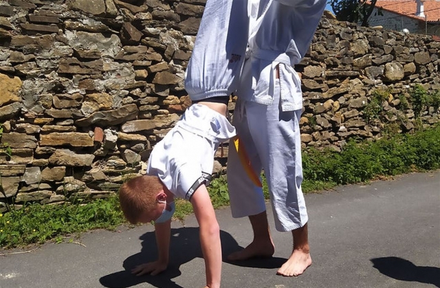  Two children do the wheelbarrow as a condition of the previous training 