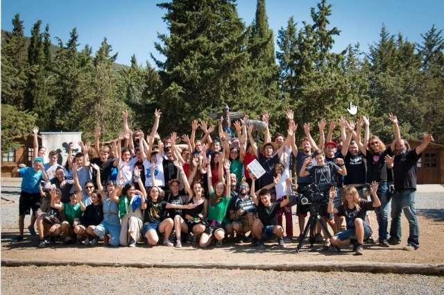 Niños que participan en el campamento de cine y teatro