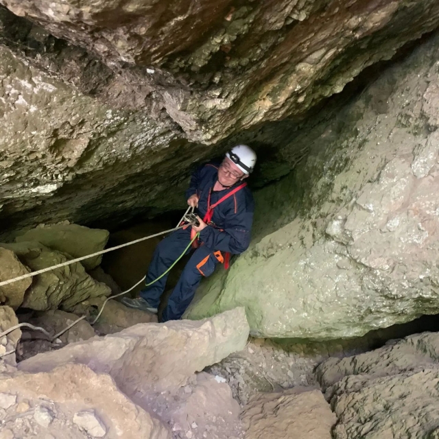 Disfrutando de una sesión de espeleología en Murcia
