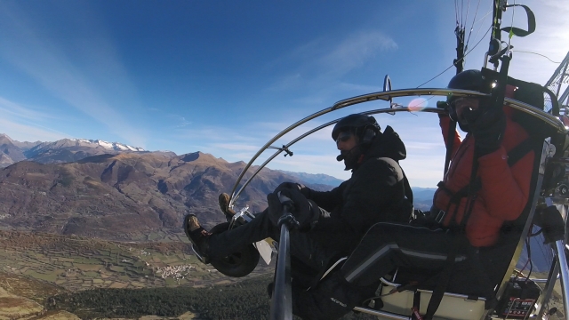 Un vuelo en paramotor por el Pirineo oscense