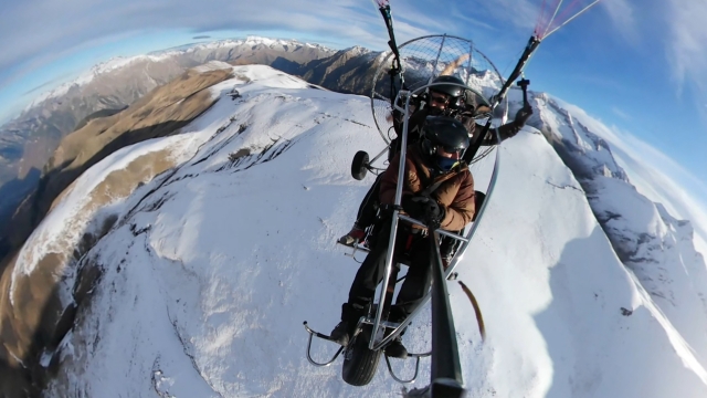 Sobrevolando en paratrike las cumbres nevadas