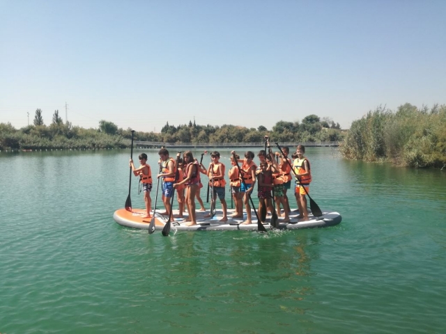 Una multitud de usuarios copan la superficie de la tabla de paddle surf