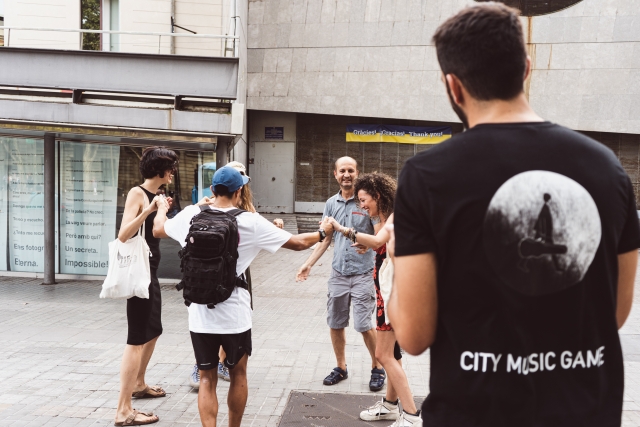  Gruppo di amici che si divertono a Barcellona - 999 - Le bellissime strade del quartiere Raval 