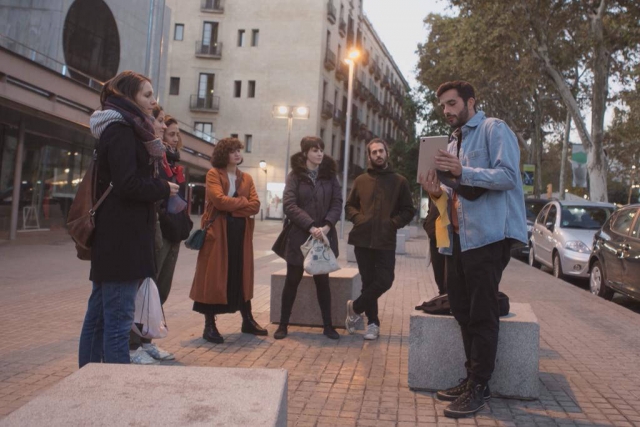  Un gruppo di amici che si divertono per le strade di Barcellona 