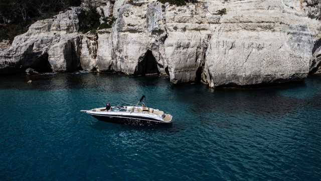 Notre bateau devant les falaises 