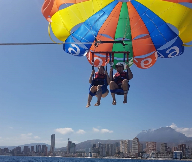 Las vistas de Benidorm desde la actividad de parasailing