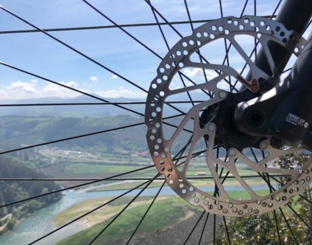 À travers la roue 