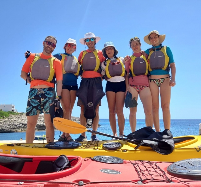 Un grupo de usuarios han dejado aparcados sus kayaks para hacerse una fotografía