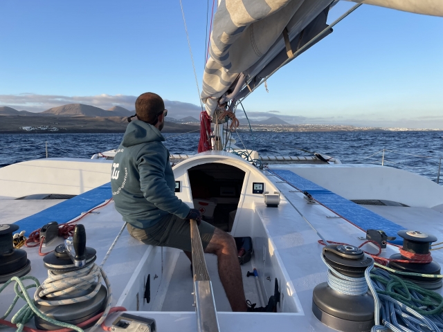 El patrón del barco navegando por el Atlántico