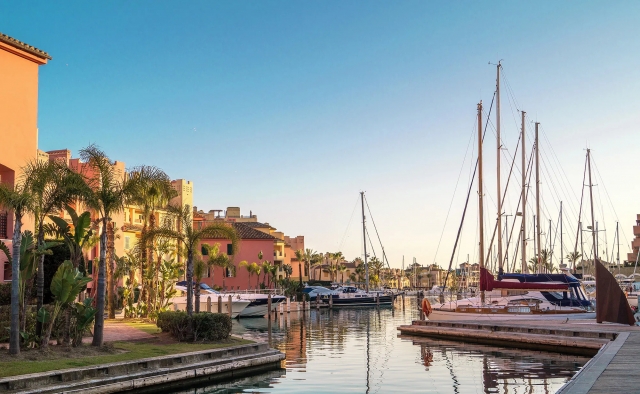  Venha para uma cidade tão tranquila como Sotogrande e peça a um capitão de barco que faça todo o trabalho para você