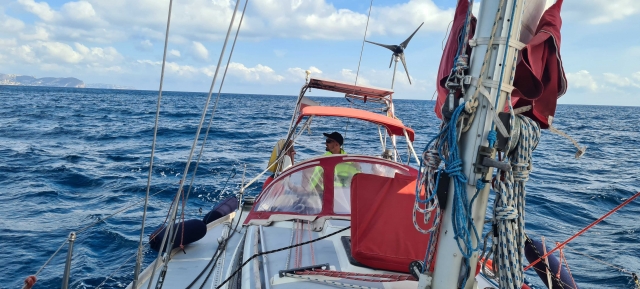  Um dos nossos capitães de barco guiando o veleiro pela baía de Cádiz