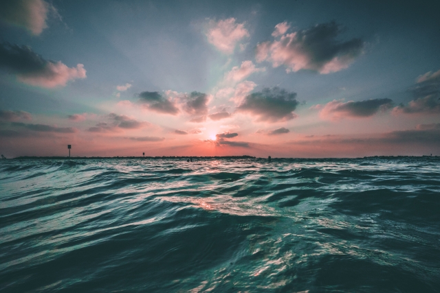 El sol en el horizonte del Mediterráno