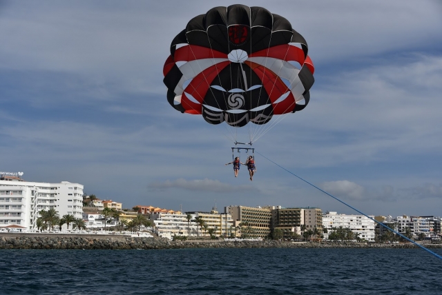  Un tandem di persone che sorvola la bellissima spiaggia di Anfi 