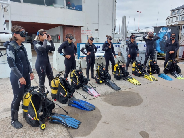 Con los equipos de buceo preparados