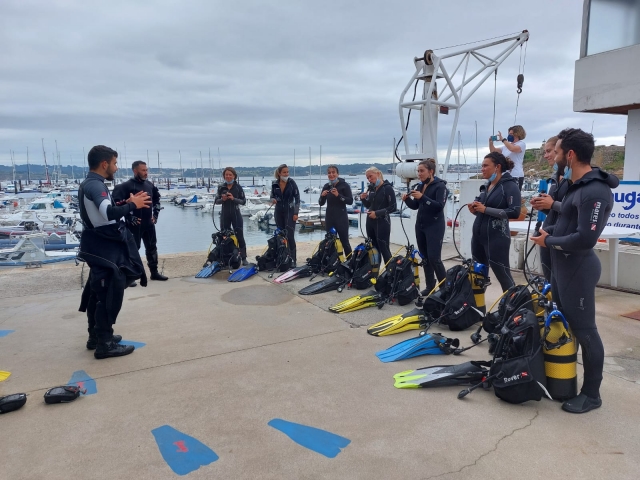 Equipo preparándose para la inmersión