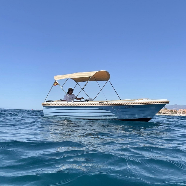 Navegando por el mar con un barco