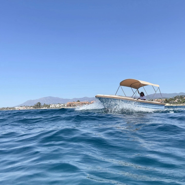 Rompiendo las olas con el barco