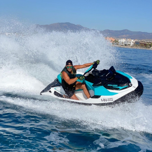  Die Wellen mit den Jetskis brechen 