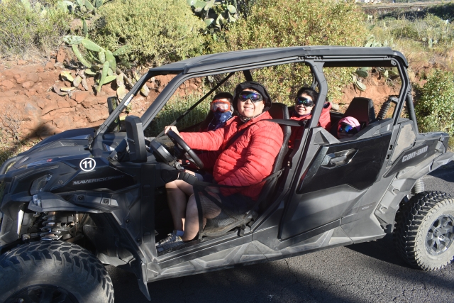 Equipo listo para la ruta en buggy