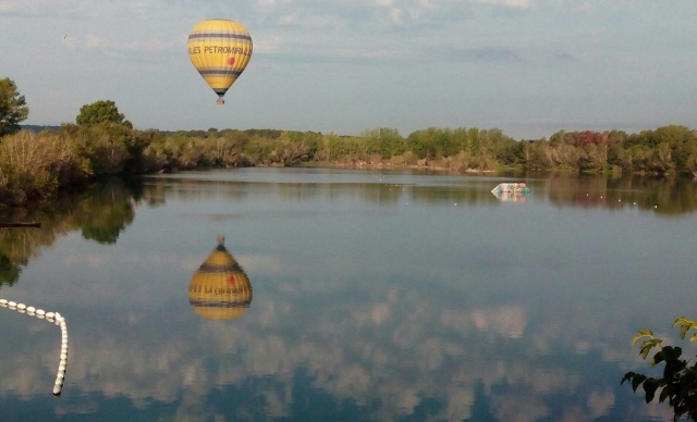  Balão refletido na água 