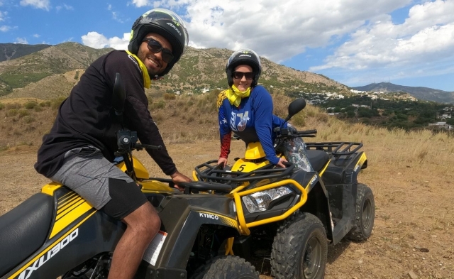  Couple profitant de l'expérience avec un quad 