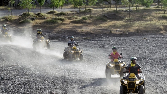  Soulever la poussière avec le quad 