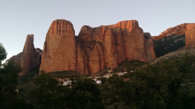 Paredes de roca caliza por escalar
