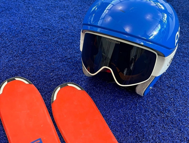  Helm, Schutzbrille und Skier