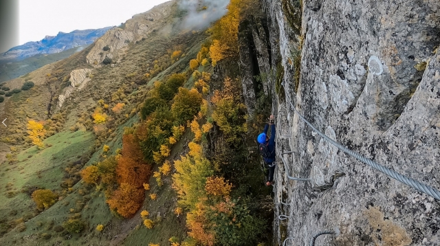 Escalader les agrafes de la via ferrata léonaise 