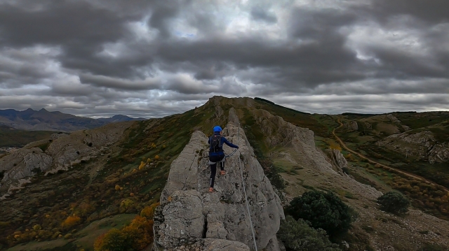 Montée au sommet de la via ferrata de Sahelices 