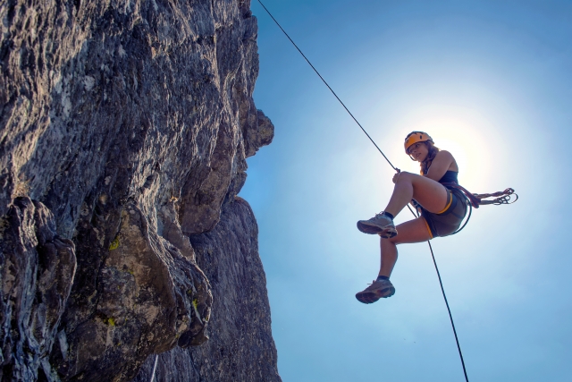  Arrampicata e discesa in corda doppia sulle scogliere della zona 