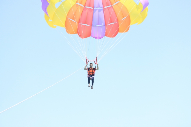 Volando en lo alto con el parasailing
