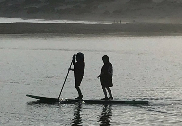  Pagayer sur la planche de paddle surf 