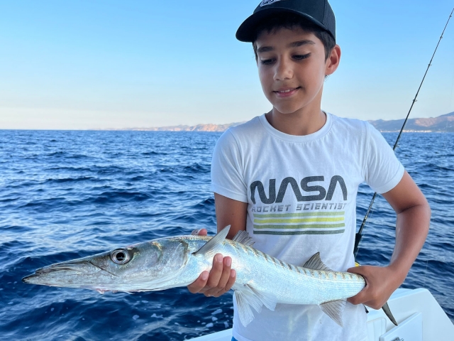 Niño feliz con lo pescado