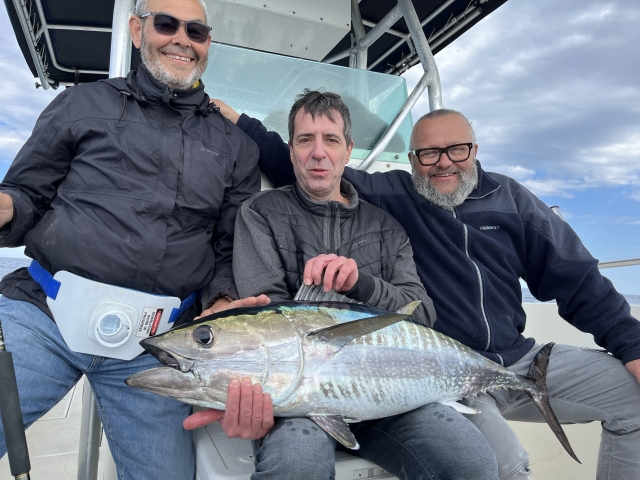  Famille avec un thon dans nos mains 
