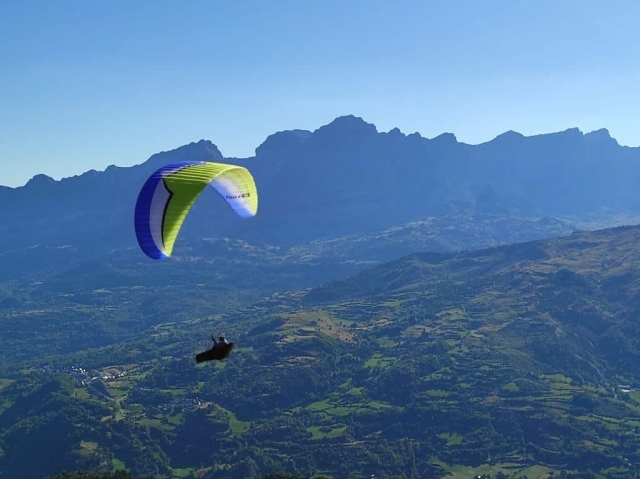 Vuelo en parapenle por el Valle de Tena