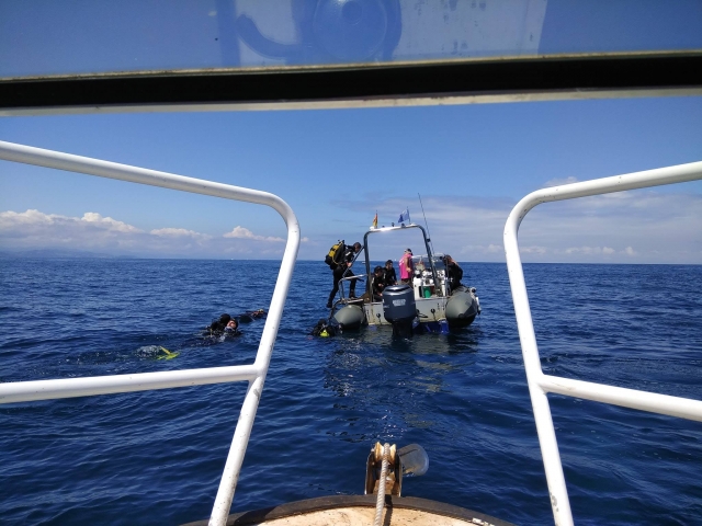 Inmersión de buceo desde embarcación