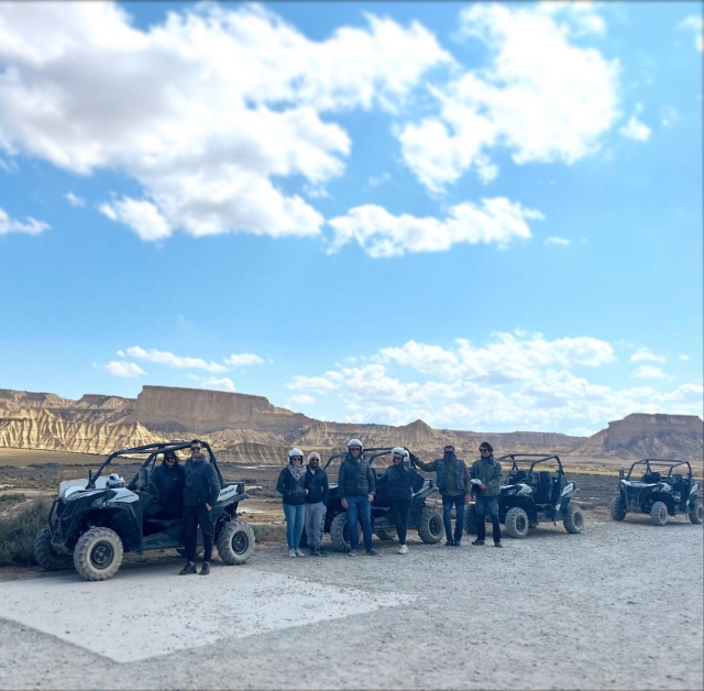  Team von Freunden mit den Buggys 