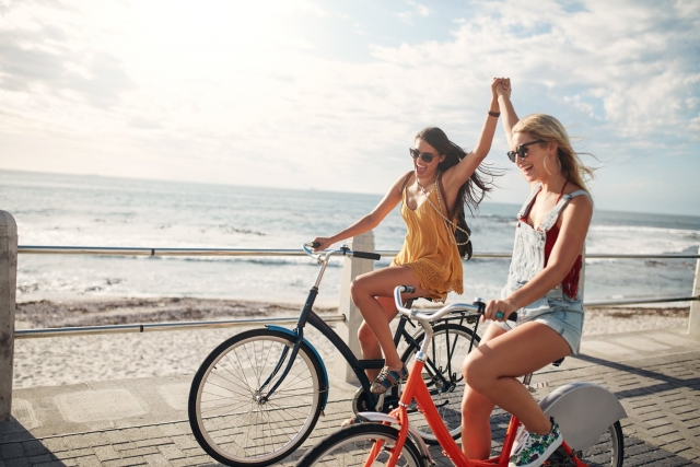  Giro in bicicletta con gli amici 