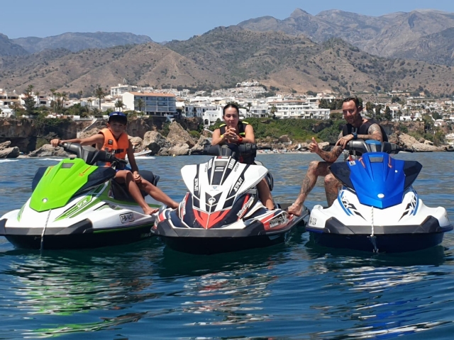 Amigos disfrutando sobre la moto de agua