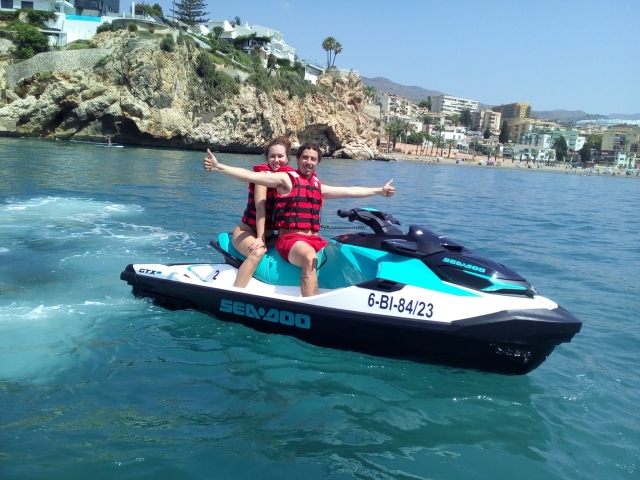 Explorando la costa del sol con la moto de agua