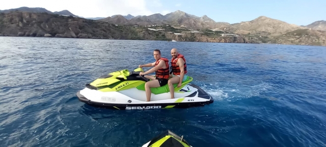 Recorriendo a toda velocidad en la moto de agua