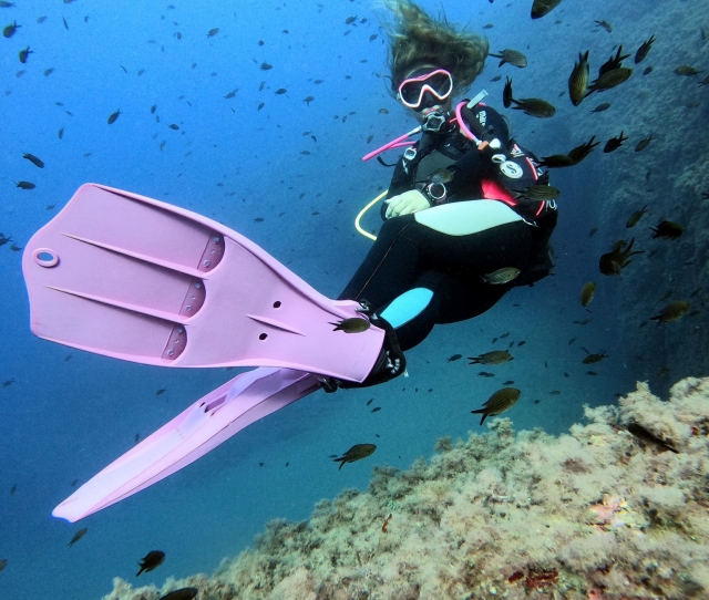  Com o equipamento de mergulho no fundo do mar 