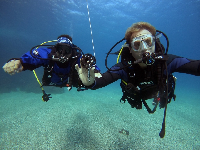 Explorando el fondo marino con el equipo de buceo
