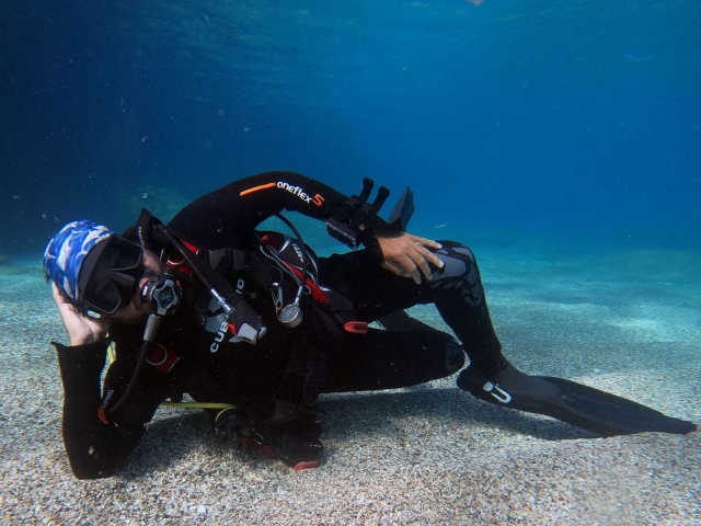Posando en el fondo marino
