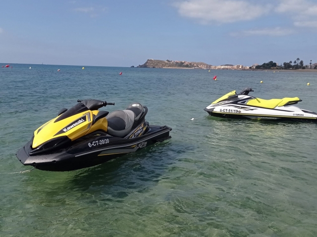 Motos de agua surcando el Mediterráneo