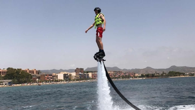 Practicando flyboard en Mazarrón 