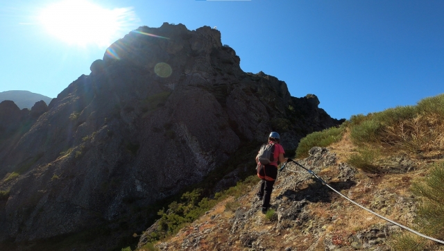 Superando los obstáculos de la naturaleza en la vía ferrata de Pico Cabrón