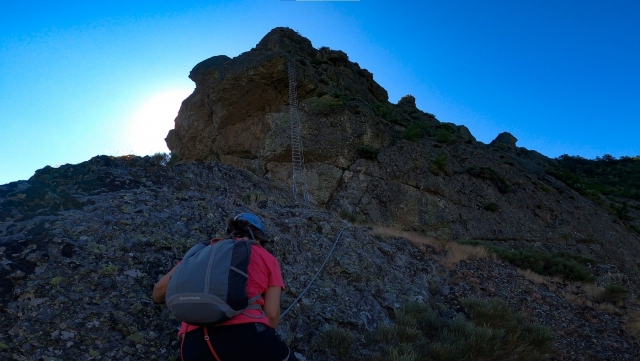 Equipados con lo necesario superando la vía ferrata